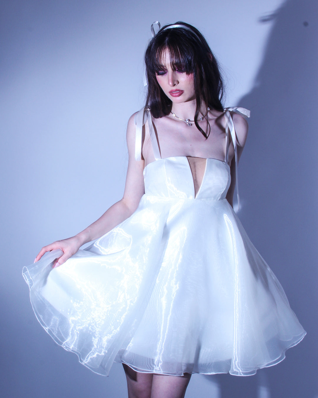 Официална ефирна рокля Lavinia LIZA KAIN с обемна пола от сатен и органза и презрамки тип панделка.