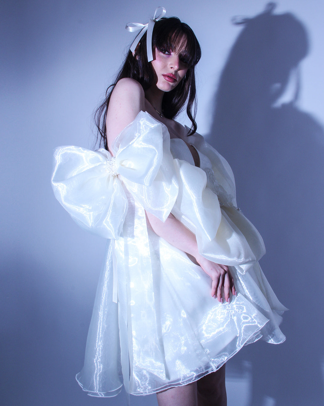 Oфициална къса рокля Lavina LIZA KAIN София. Мини рокля от органза. Корсет с равно деколте и мрежа. Разкроена пола. Ръкави от големи панделки.