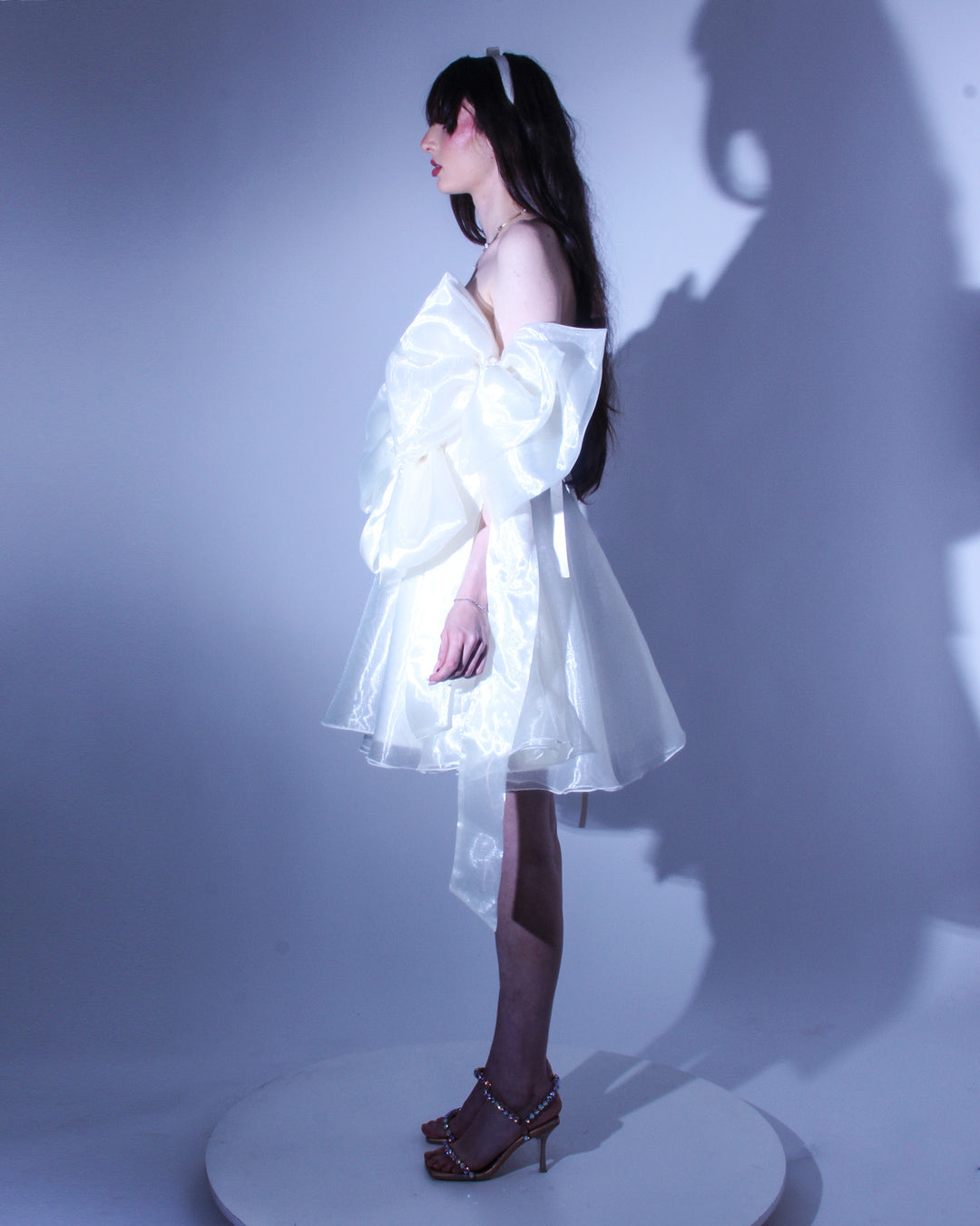 Oфициална къса рокля Lavina LIZA KAIN София. Мини рокля от органза. Корсет с равно деколте и мрежа. Разкроена пола. Ръкави от големи панделки.