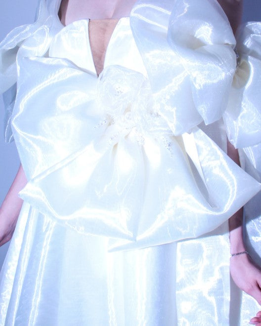 Аксесоар за официална рокля, булчинска рокля и абитуриентска рокля Lavina LIZA KAIN София. Голямо цвете от бяла органза. Апликации от бели перли в средата.