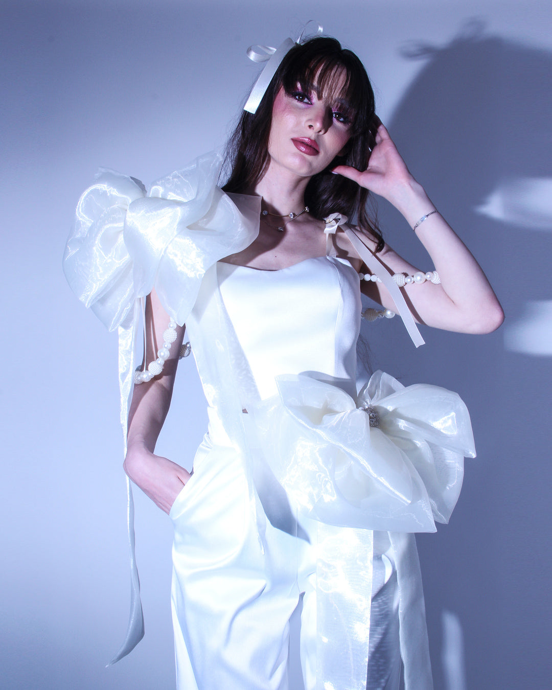 Къса рокля Lucinda LIZA KAIN София. Официална рокля от бяла органза. Корсет със сърцевидно деколте и паднали ръкави от перли и големи панделки от органза. Права пола.