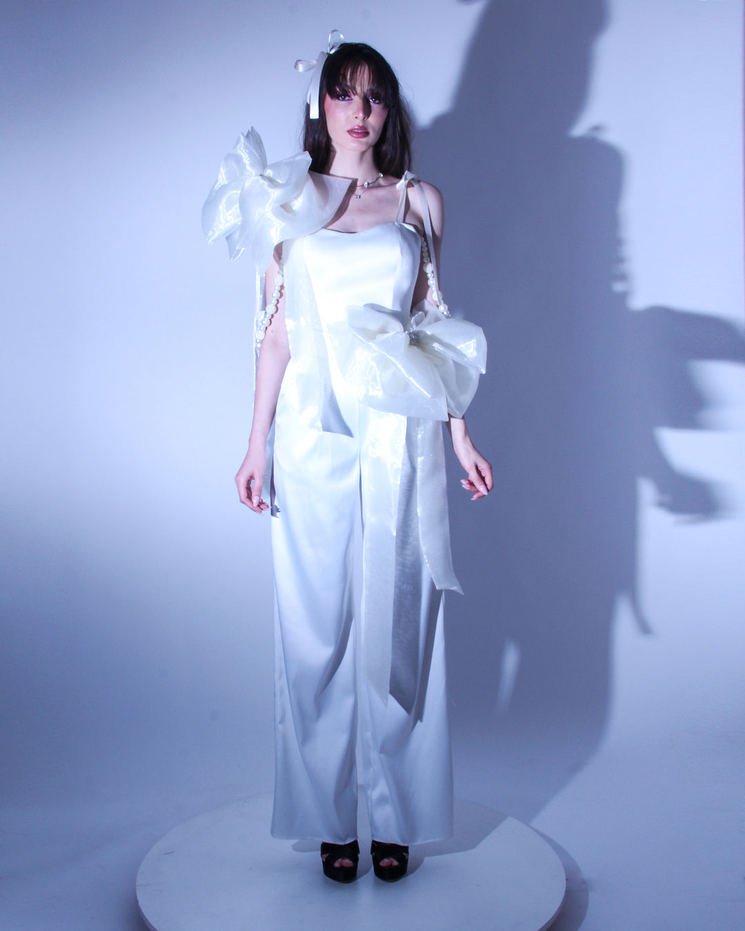 Корсет Lucinda LIZA KAIN София. Бял сатенен корсет със сърцевидно деколте и подвижни паднали ръкави от големи панделки от органза и перли. 