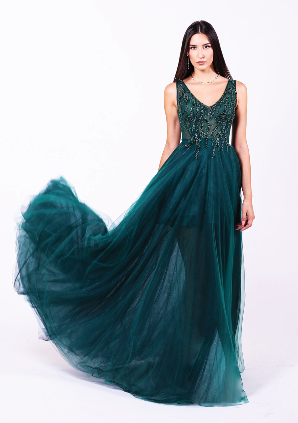 Дълга абитуриентска рокля Maera LIZA KAIN София. Официална рокля от зелен тюл. Корсет с V-образно деколте с презрамки, покрит със зелена дантела от мъниста. Обемна тюлена пола от различни слоеве тюл.