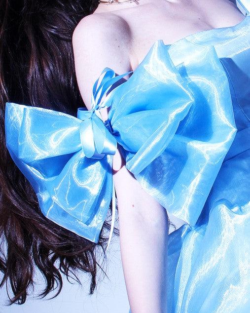 Аксесоар за официална рокля и абитуриентска рокля Mirabel LIZA KAIN София. Голяма панделка от небесносиня органза с апликации от перли.