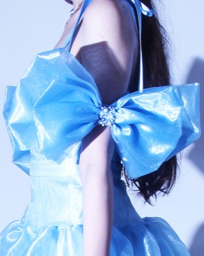 Аксесоар за официална рокля и абитуриентска рокля Mirabel LIZA KAIN София. Голяма панделка от небесносиня органза с апликации от перли.