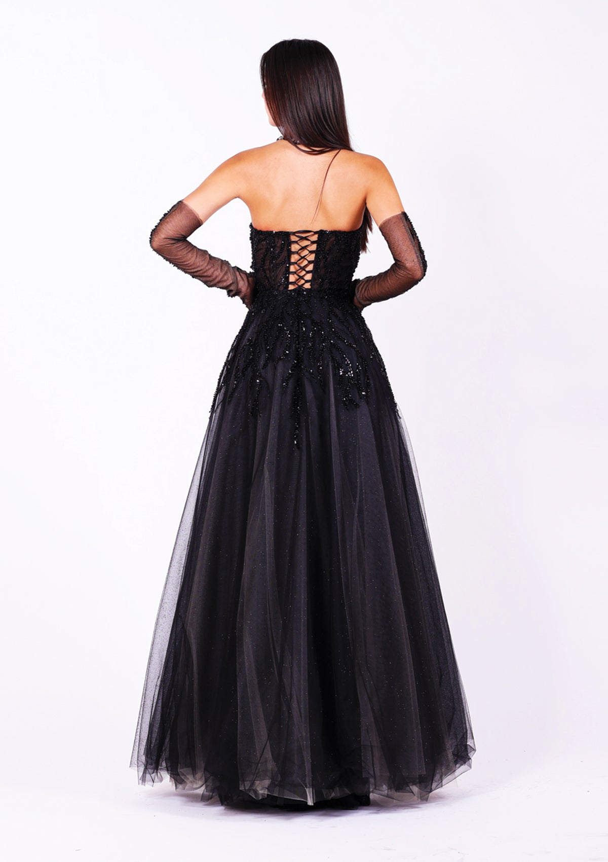 Официална абитуриентска рокля Hematite LIZA KAIN София с подчертана структура и закопчаване с връзки на гърба. Тюлени ръкавици с дантела. Бухнала тюлена пола с апликации от дантела на гърба.