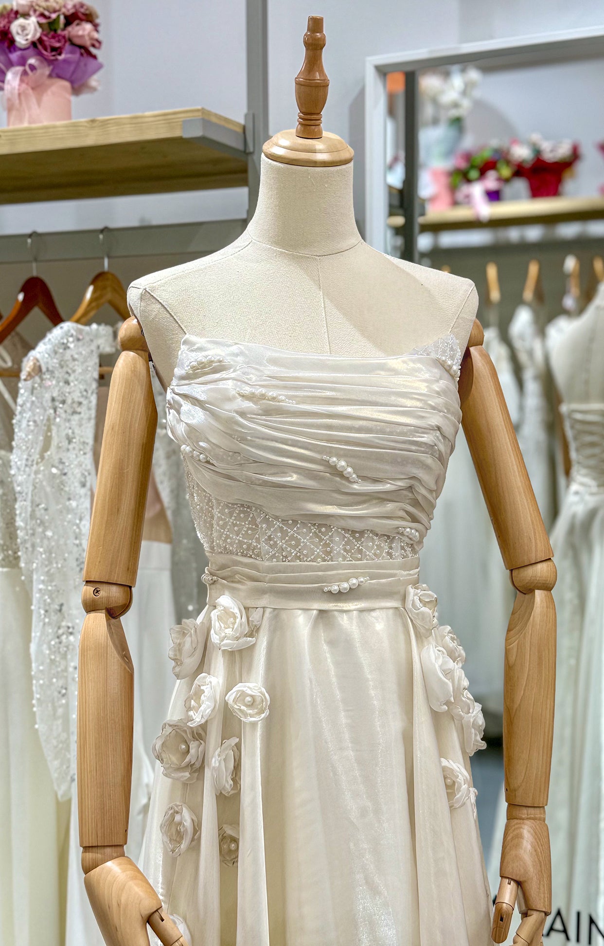 Дълга булчинска рокля Moonblush LIZA KAIN София. Официална бяла рокля от органза. Корсет с ушички и драперия с перли. Прозрачна дантелена основа с геометричен десен. Пола с флорални апликации.