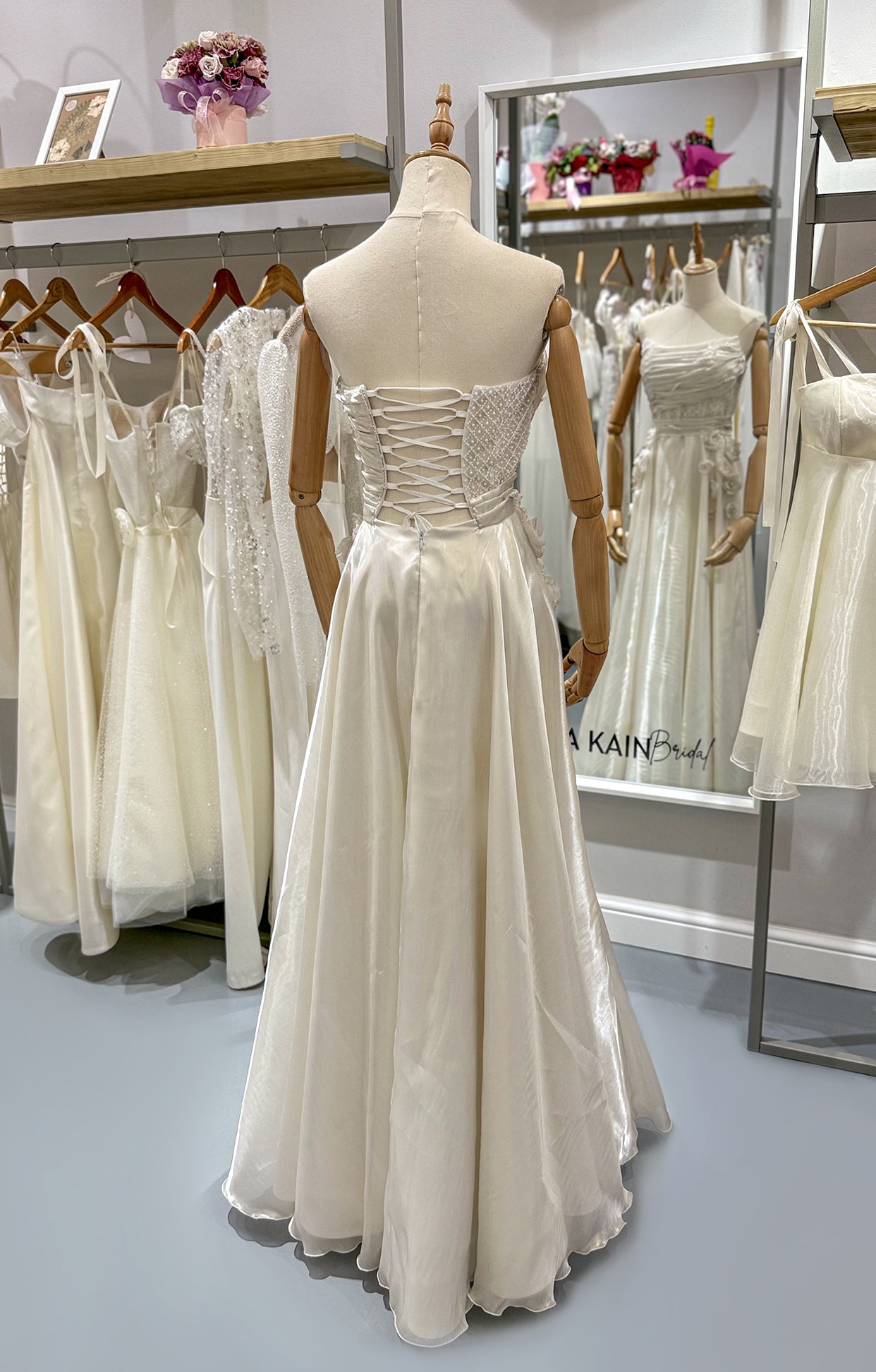 Дълга булчинска рокля Moonblush LIZA KAIN София. Официална бяла рокля от органза. Корсет с дантелена основа и връки на гърба. Пола с A-силует с апликации от цветя.