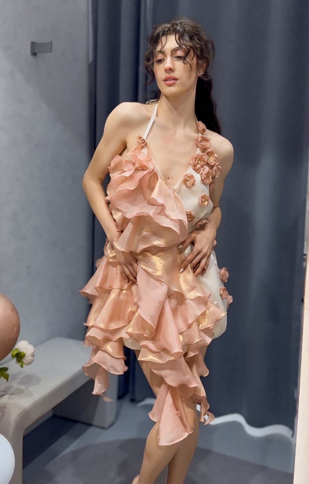 Къса официална рокля Blossom Veil LIZA KAIN София. Мини асиметрична рокля от органза с една част от падащи волани, а друга от цветя от органза. С връзки на врата.