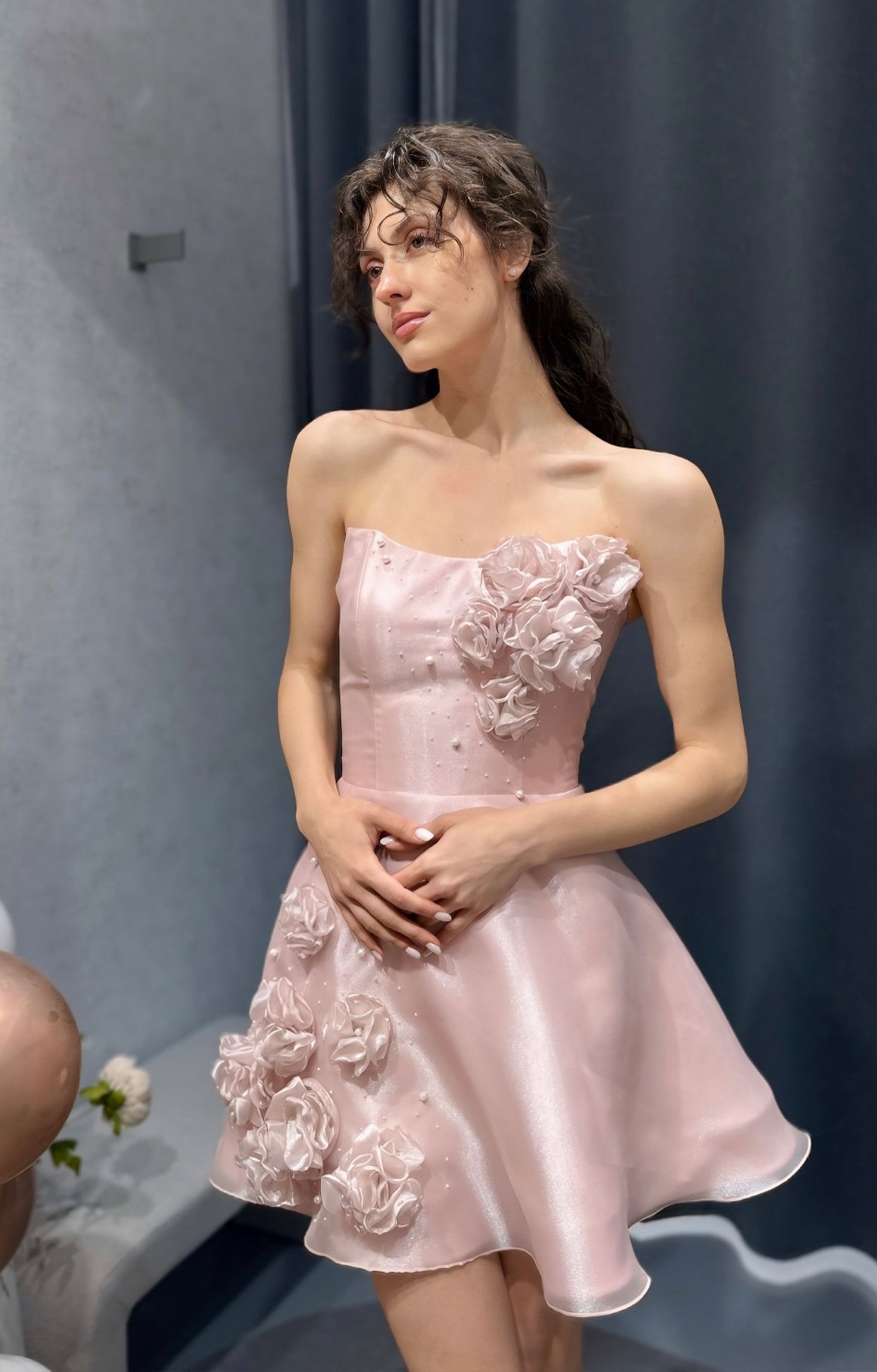 Къса официална рокля Fleur Mini LIZA KAIN София. Мини рокля от светлорозова органза с корсет без презрамки с апликации от цветя и перли. Разкроена пола с апликации от цветя и перли.