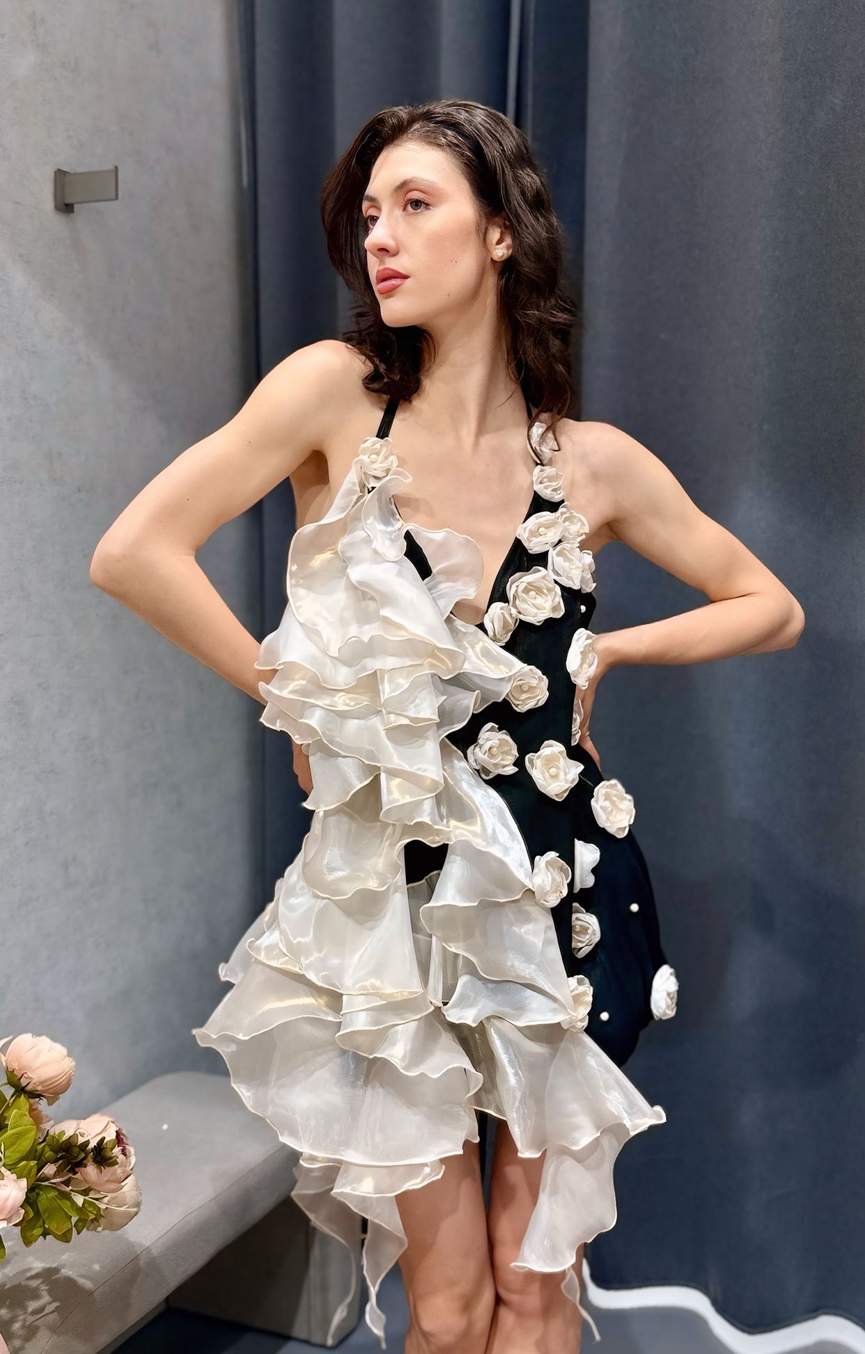 Къса официална рокля Midnight Veil LIZA KAIN София. Мини асиметрична рокля от черна и бяла органза с една част от падащи волани, а друга от цветя от органза. С връзки на врата.