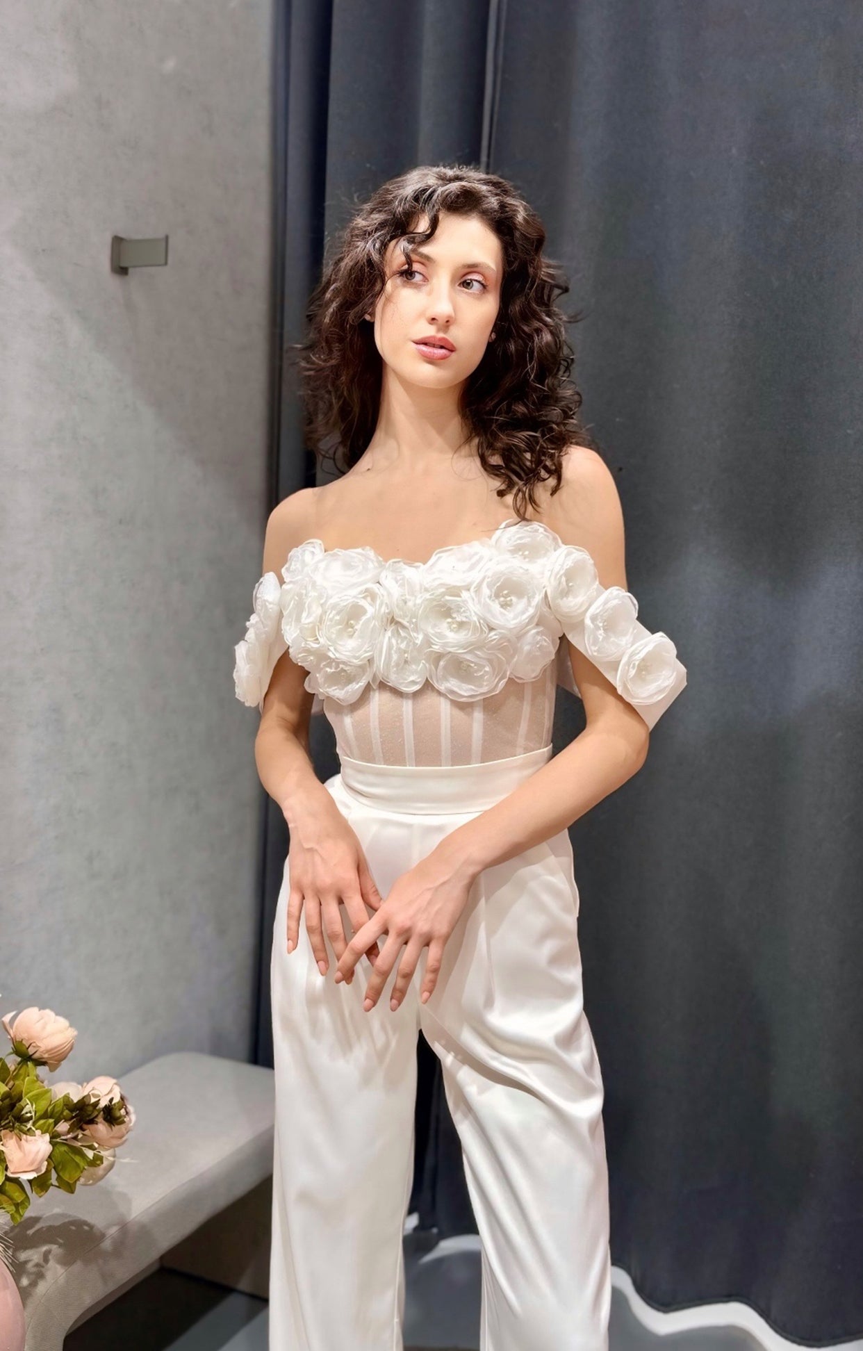 Официален комплект Enchanted Ivy LIZA KAIN София. Булчински комплект от бюстие с прозрачна основа и апликации от цветя. Бял сатенен панталон с висока талия, джобове и плохи. Прав панталон.