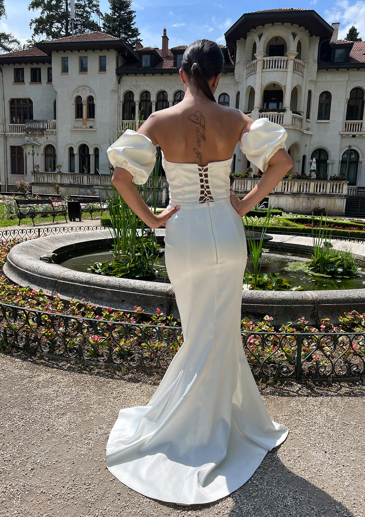 Дълга булчинска рокля Fairy Tale Flare LIZA KAIN София. Официална бяла сатенена рокля с връзки на гърба. Подвижни ръкави тип балон. Сатенена пола по тялото с шлейф.