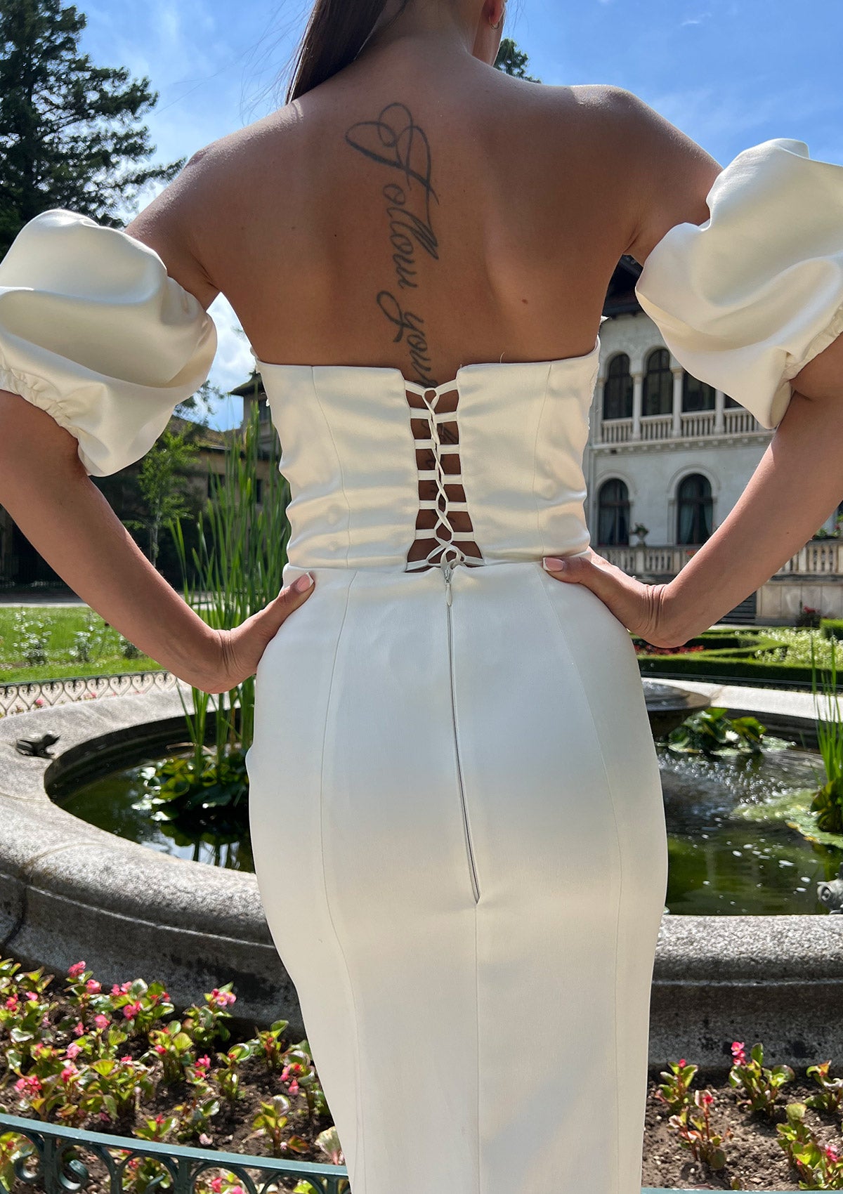 Дълга булчинска рокля Fairy Tale Flare LIZA KAIN София. Официална бяла сатенена рокля с връзки на гърба. Паднало ръкави тип балон. Сатенена пола по тялото.