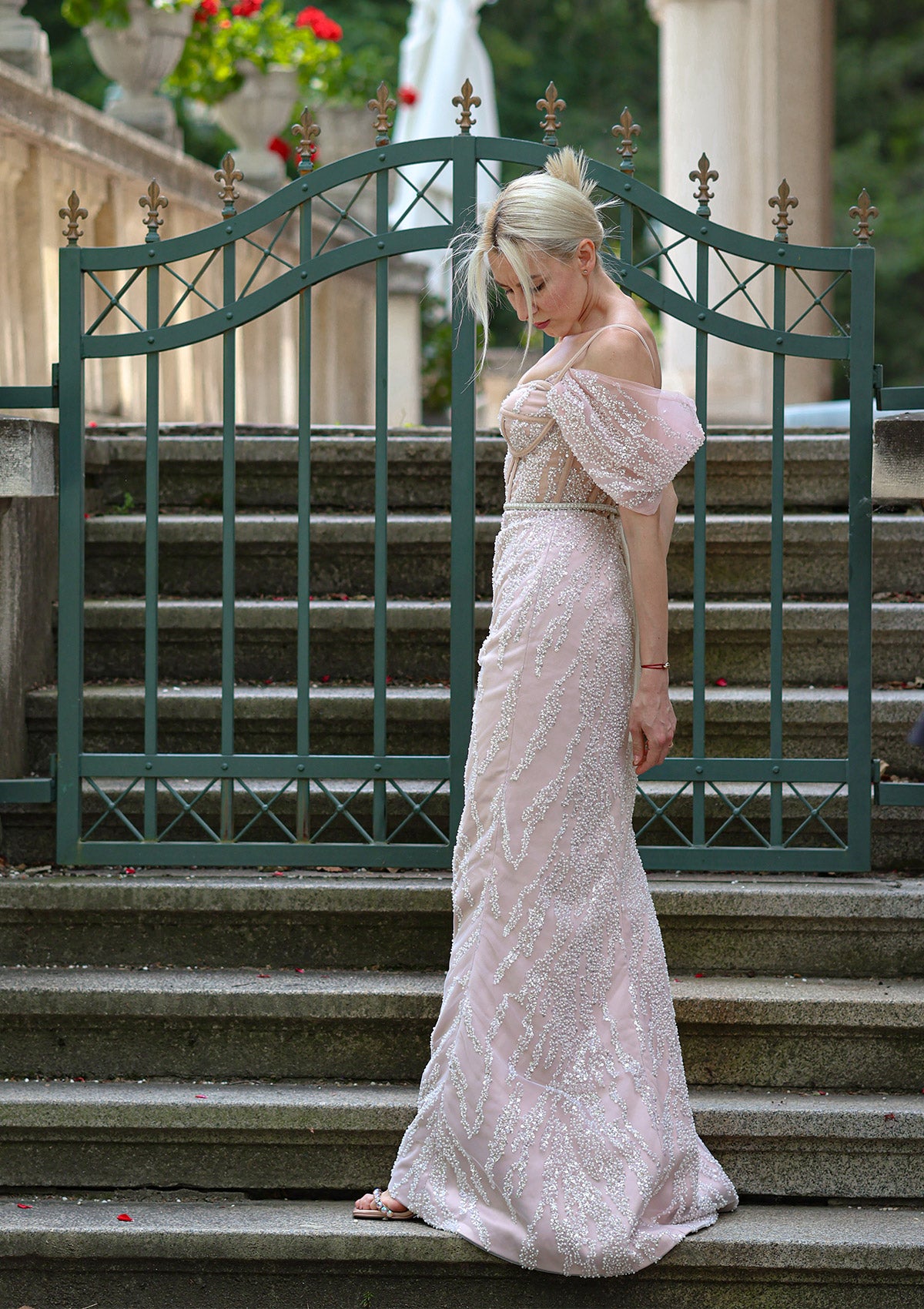 Дълга булчинска рокля Pink Champagne LIZA KAIN София. Официална светлорозова рокля от сатен, покрита с тюл. Обсипана с перлена дантела. Кройка по тялото. Паднали ръкави.