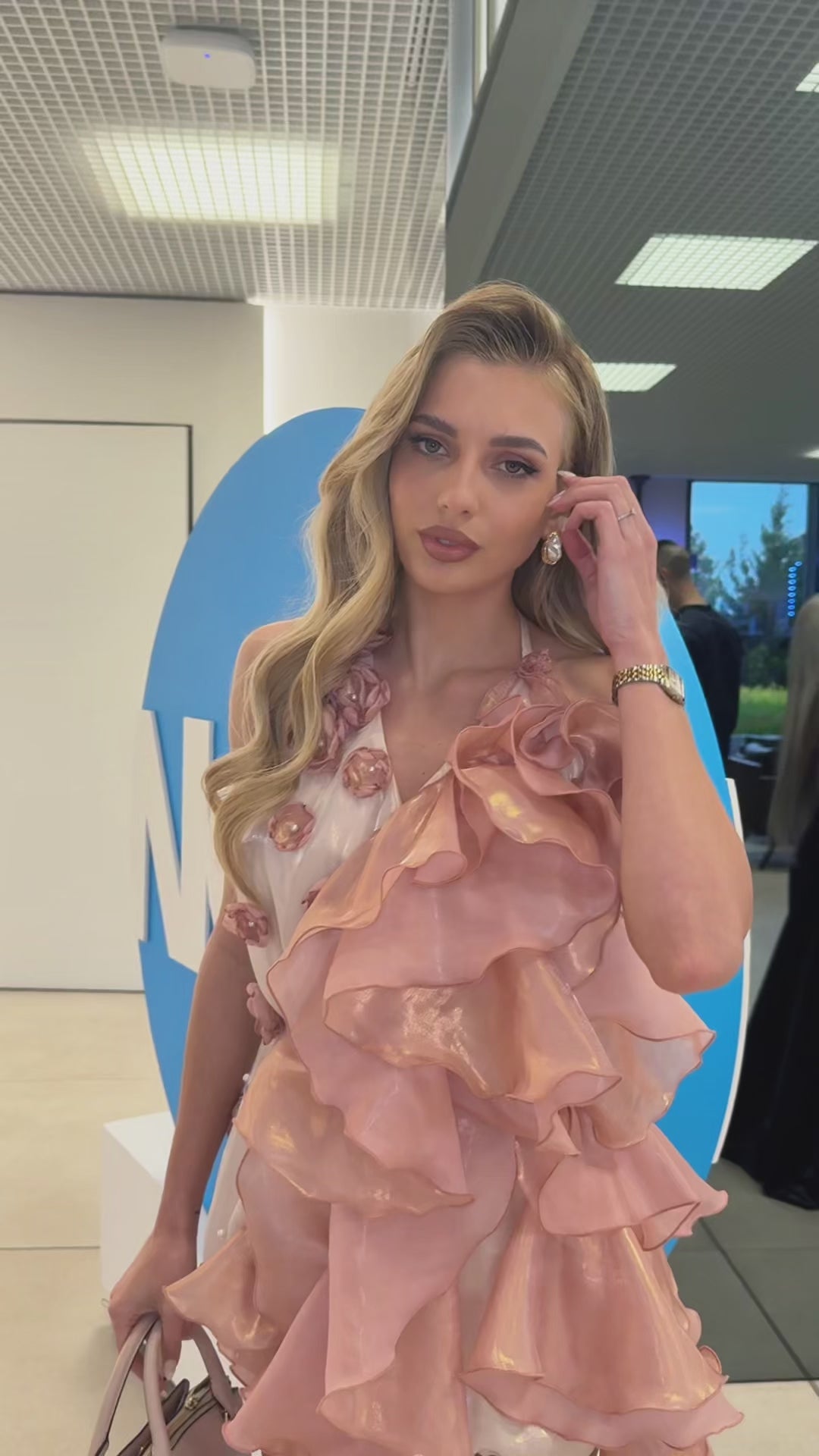 Къса официална рокля Blossom Veil LIZA KAIN София. Мини асиметрична рокля от органза с една част от падащи волани, а друга от цветя от органза. С връзки на врата.