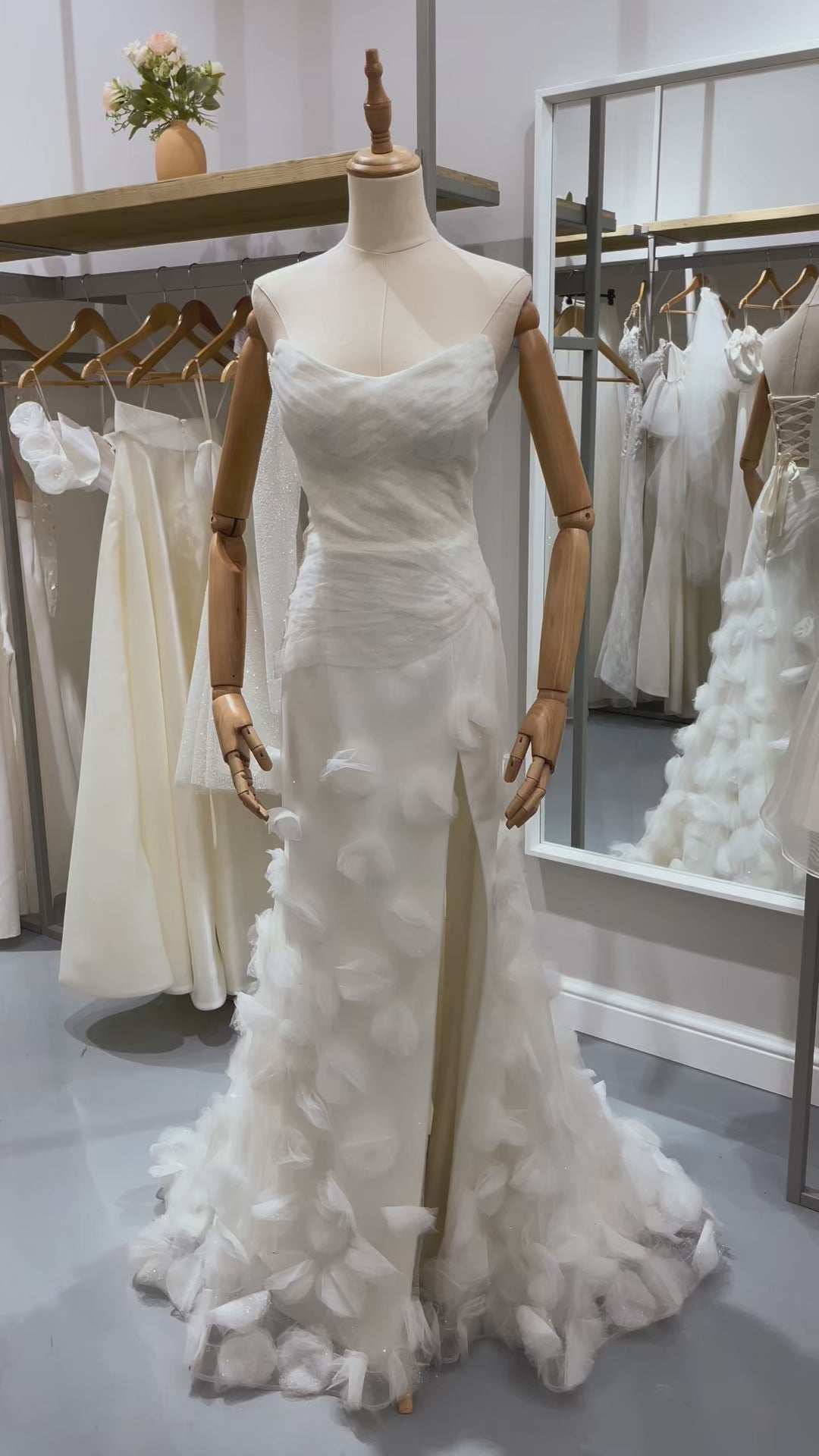 Дълга булчинска рокля Floressa LIZA KAIN София. Бяла официална рокля с паднала талия и драперия. Силует русалка с апликации от тюлени цветя и висока цепка. Връзки на гърба. Дълъг шлейф.