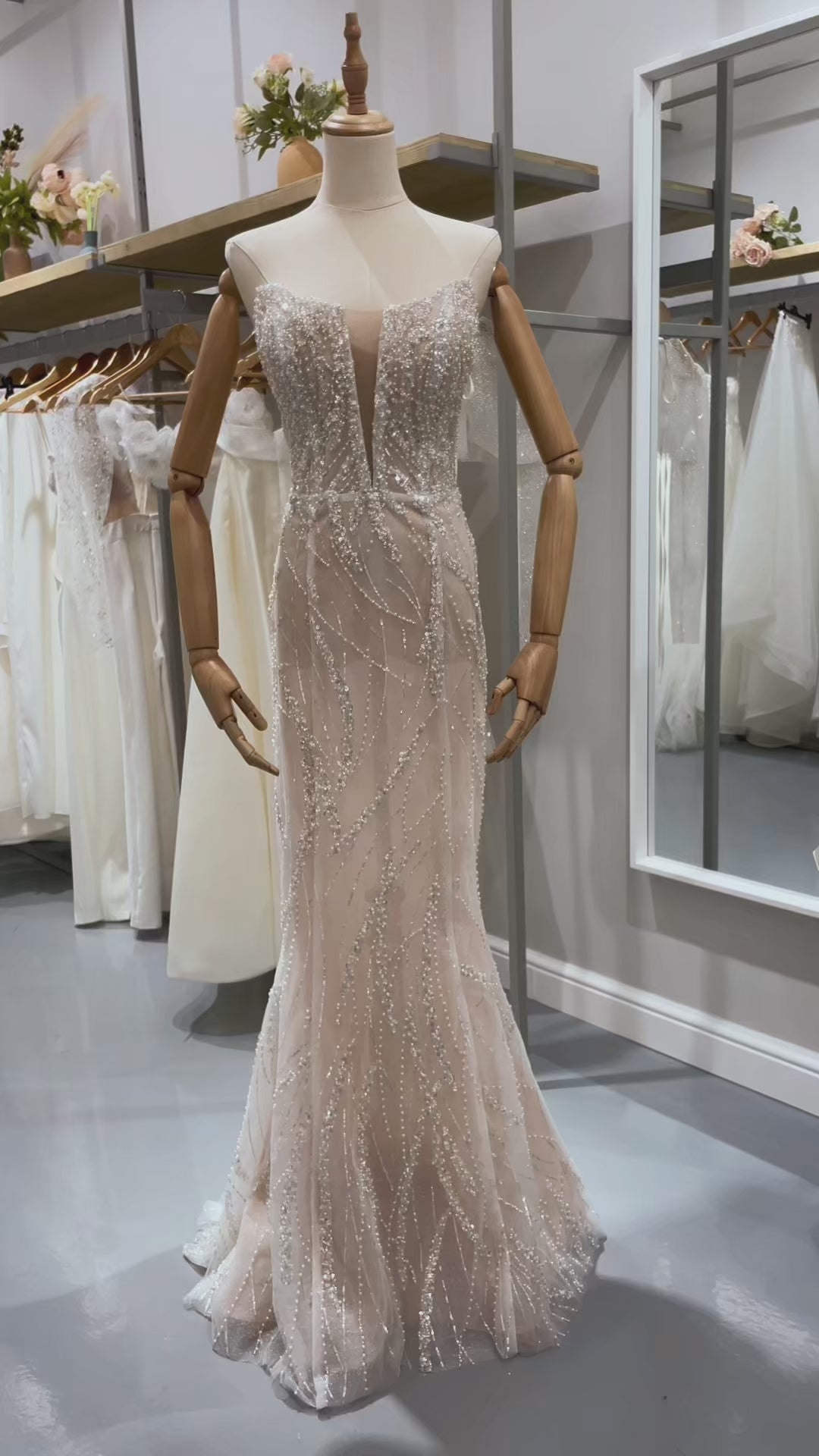 Дълга булчинска рокля русалка Rubelle LIZA KAIN София. Бяла официална рокля с телесна основа, покрита с блестяща бяла дантела от мъниста и перли. Изострен корсет с V-образно деколте с мрежа. Пола по тялото тип русалка.