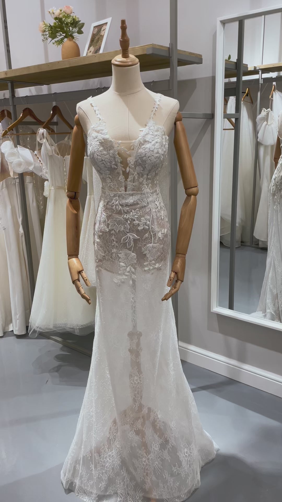 Дълга булчинска рокля Elara LIZA KAIN София. Бяла дантелена официална рокля със силует русалка. V-образно деколте с презрамки и мрежа, покрито с флорална дантела. Прозрачна пола от френска дантела с подплата. 