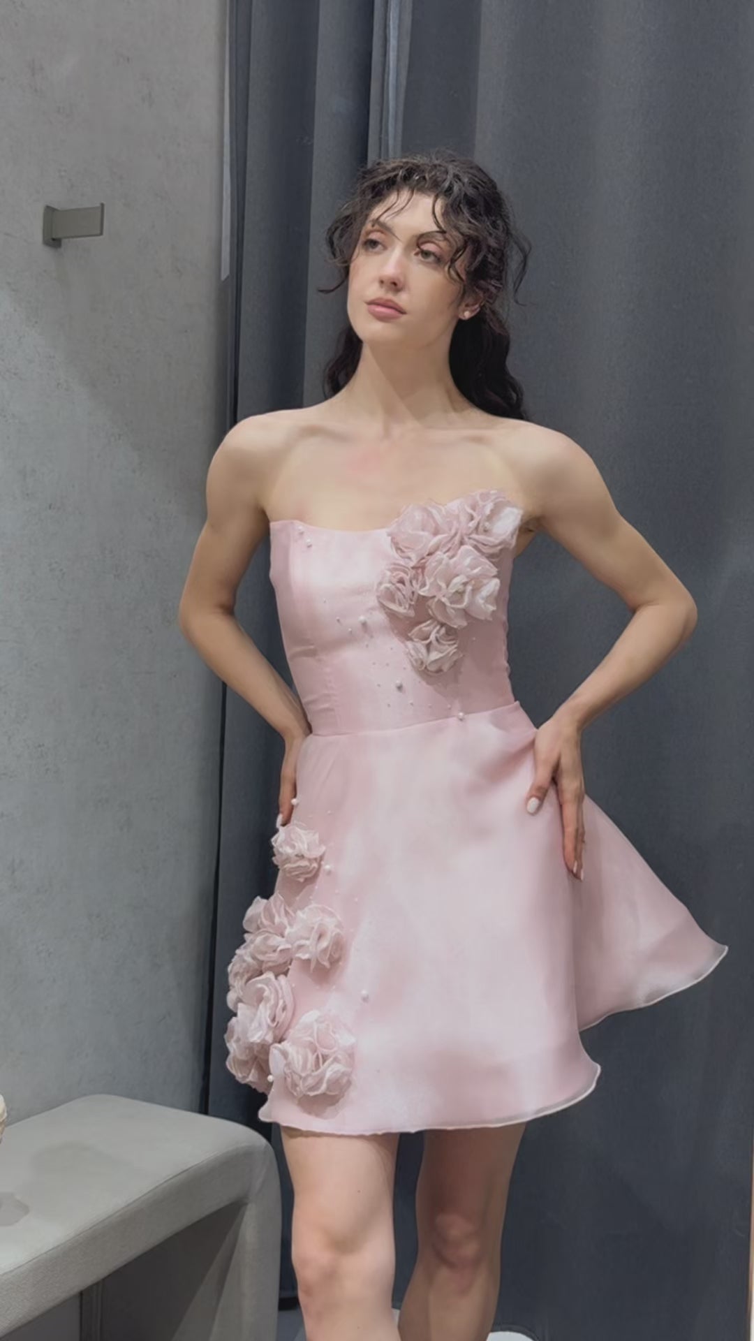 Къса официална рокля Fleur Mini LIZA KAIN София. Мини рокля от светлорозова органза с корсет без презрамки с апликации от цветя и перли. Разкроена пола с апликации от цветя и перли.