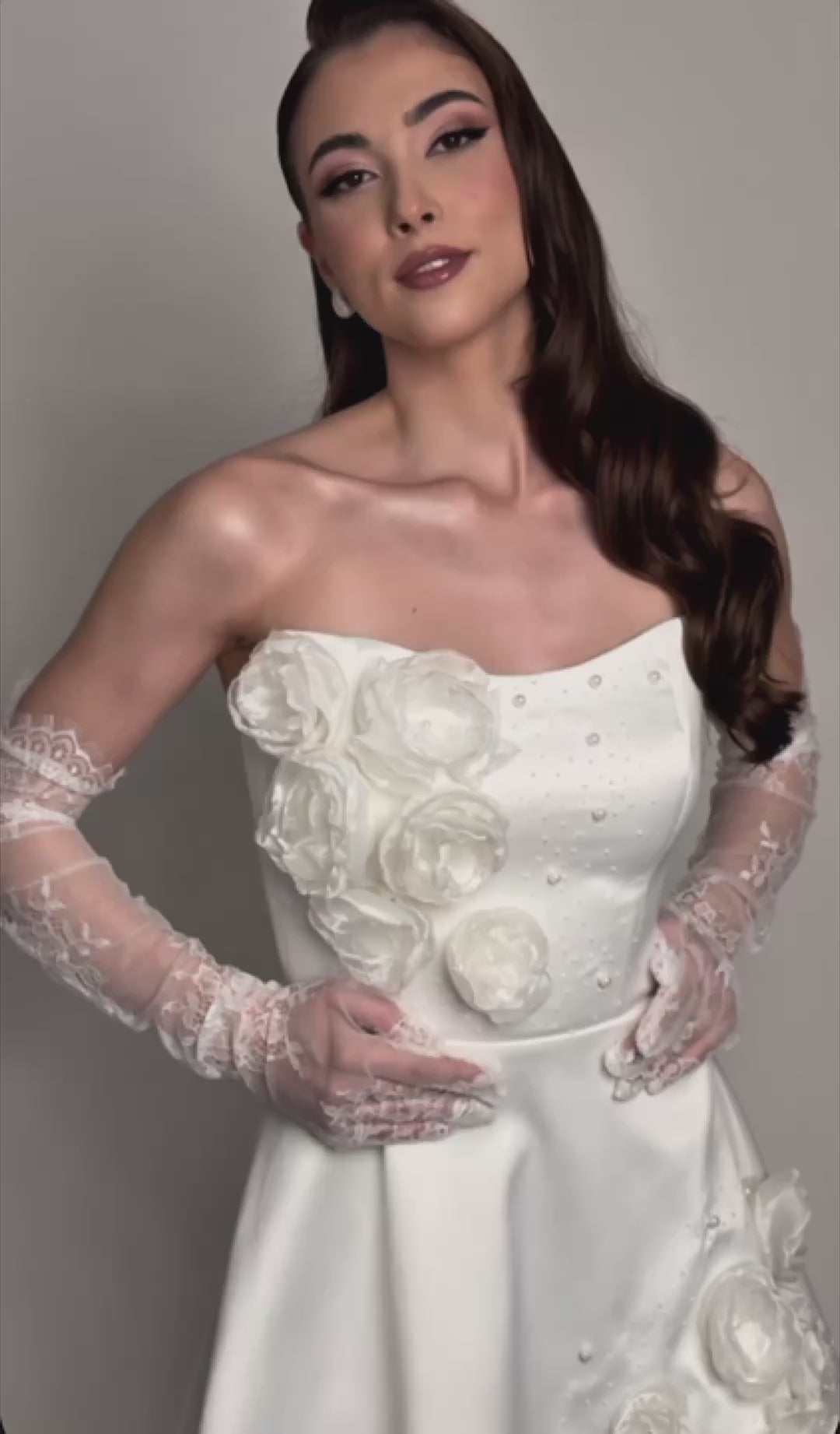 Къса официлна рокля Lily LIZA KAIN София. Мини сатенена булчинска рокля с корсет без презрамки с апликации от цветя от органза и перли. Разкроена пола с апликации от цветя от органза. Връзки на гърба.