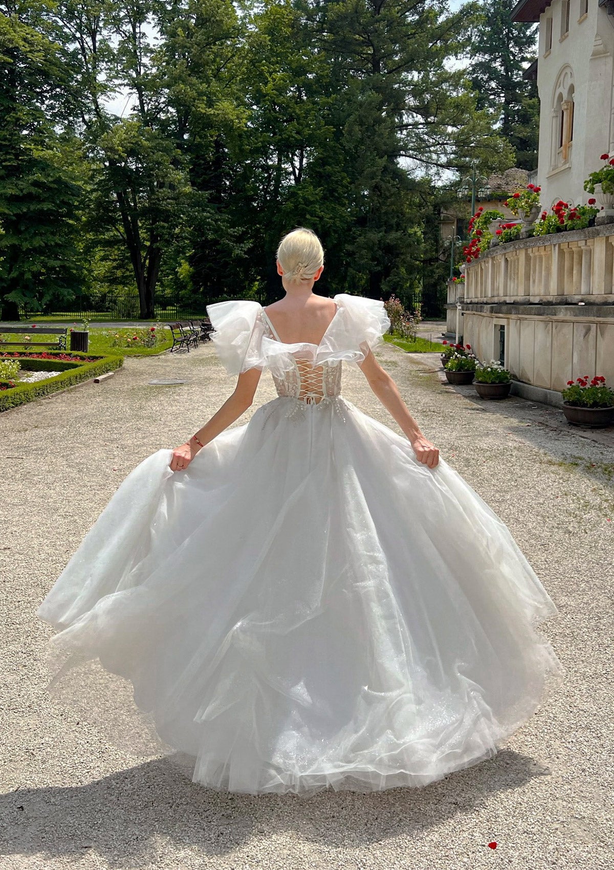 Дълга булчинска рокля Princess Delight LIZA KAIN София. Бухнала тюлена официална рокля. Подвижни обемни тюлени презрамки. Корсет с връзки на гърба. 