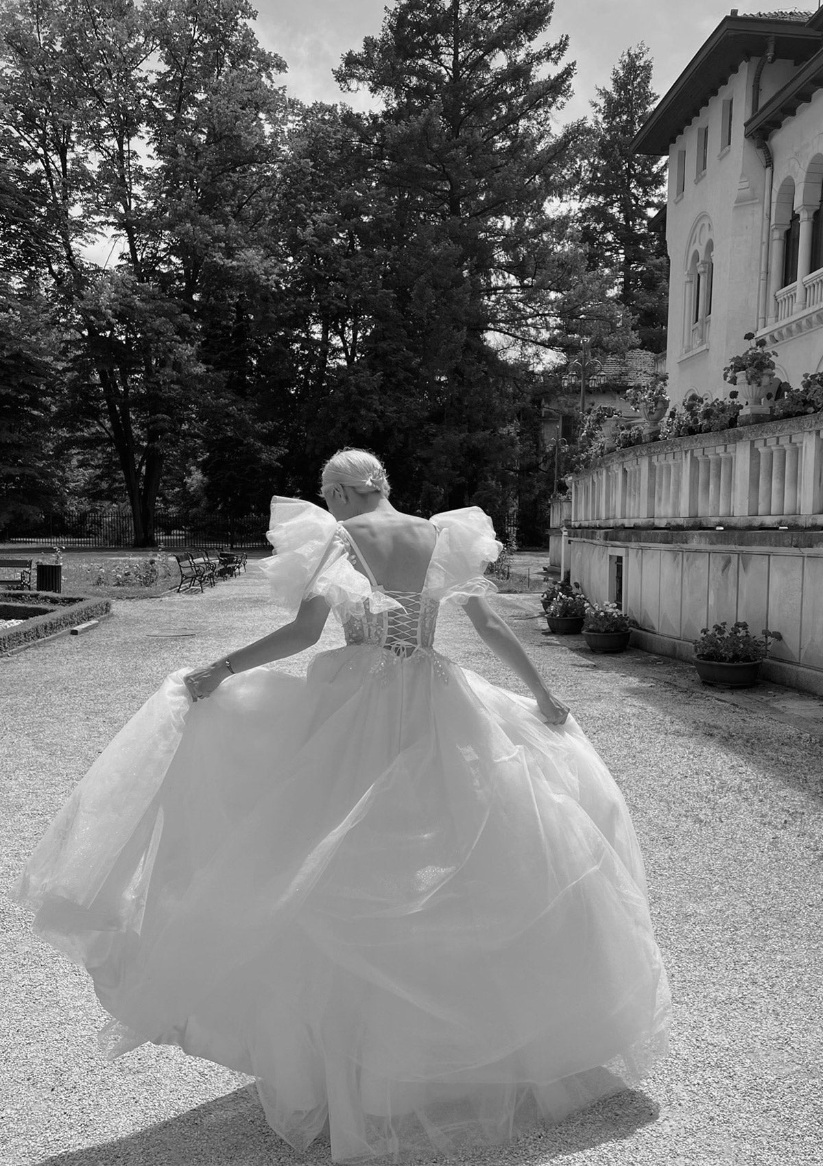 Дълга булчинска рокля Princess Delight LIZA KAIN София. Бухнала тюлена официална рокля. Подвижни обемни тюлени презрамки. Корсет с връзки на гърба. 