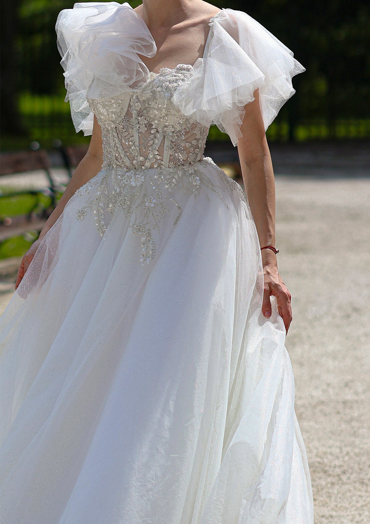 Дълга булчинска рокля Princess Delight LIZA KAIN София. Разкроена тюлена официална рокля. Подвижни обемни тюлени презрамки. Корсет с чашки и апликация от сребриста флорална дантела.