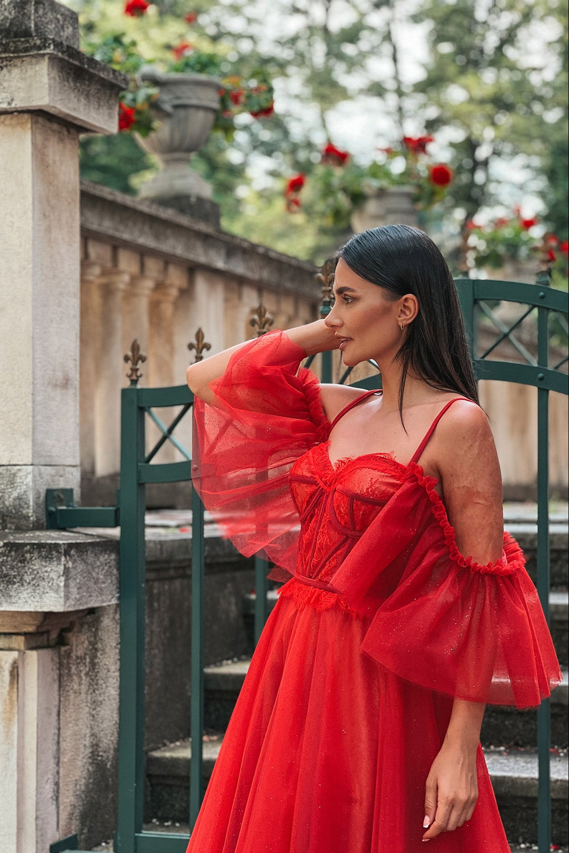 Дълга рокля Hippeastrum LIZA KAIN София. Официална рокля от блестящ цикламен тюл. Корсет със сърцевидно деколте с чашки и банели. Тънки презрамки и паднали ръкави. Обемна тюлена пола с волан.