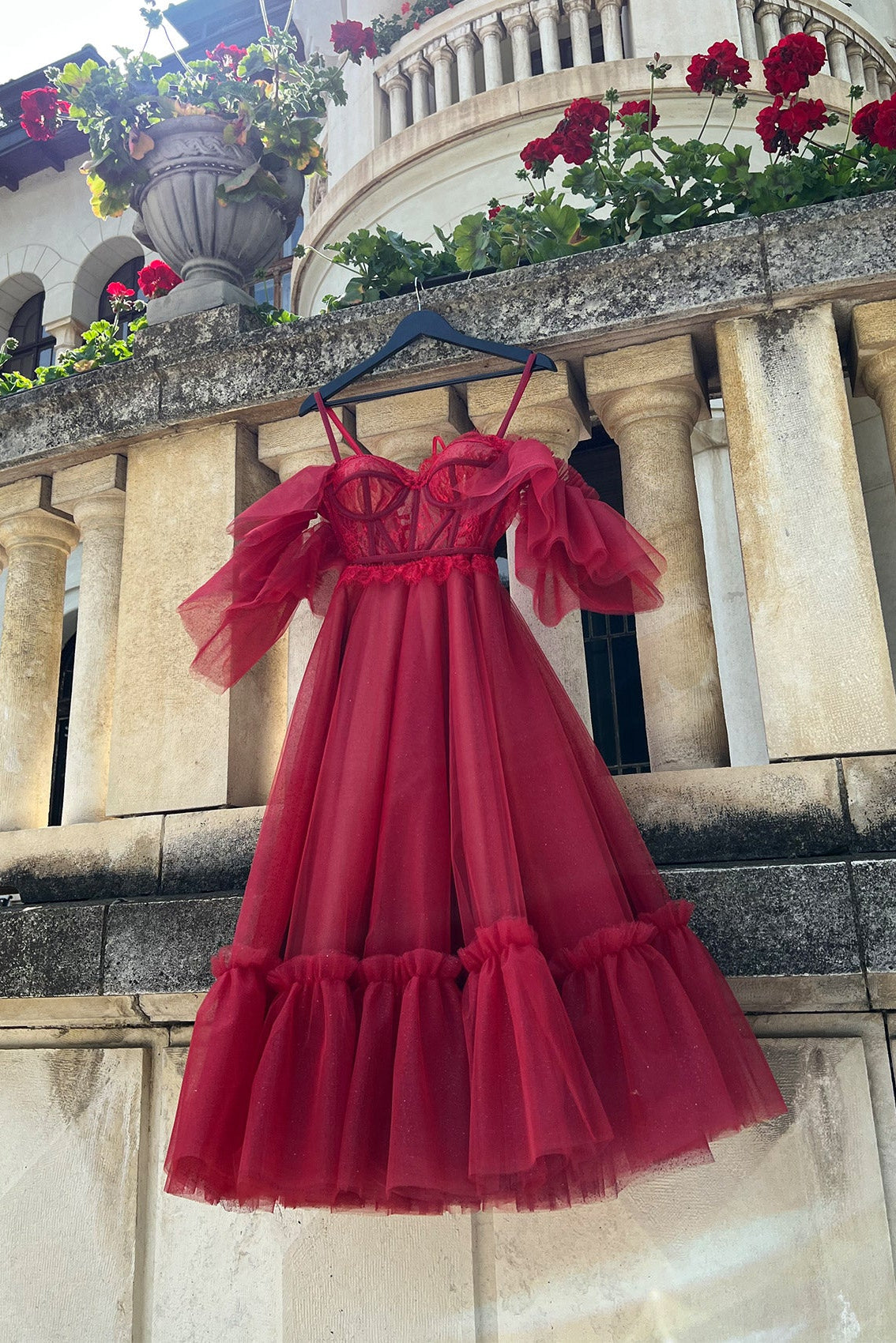 Дълга рокля Hippeastrum LIZA KAIN София. Официална рокля от цикламен тюл. Корсет със сърцевидно деколте с чашки и банели. Обкантен с фина френска дантела. Тънки презрамки и паднали ръкави. Обемна тюлена пола с волан.