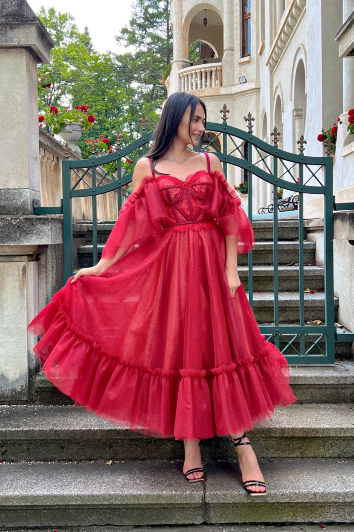 Дълга рокля Hippeastrum LIZA KAIN София. Официална рокля от цикламен тюл. Корсет със сърцевидно деколте с чашки и банели. Тънки презрамки и паднали ръкави. Обемна тюлена пола с волан.