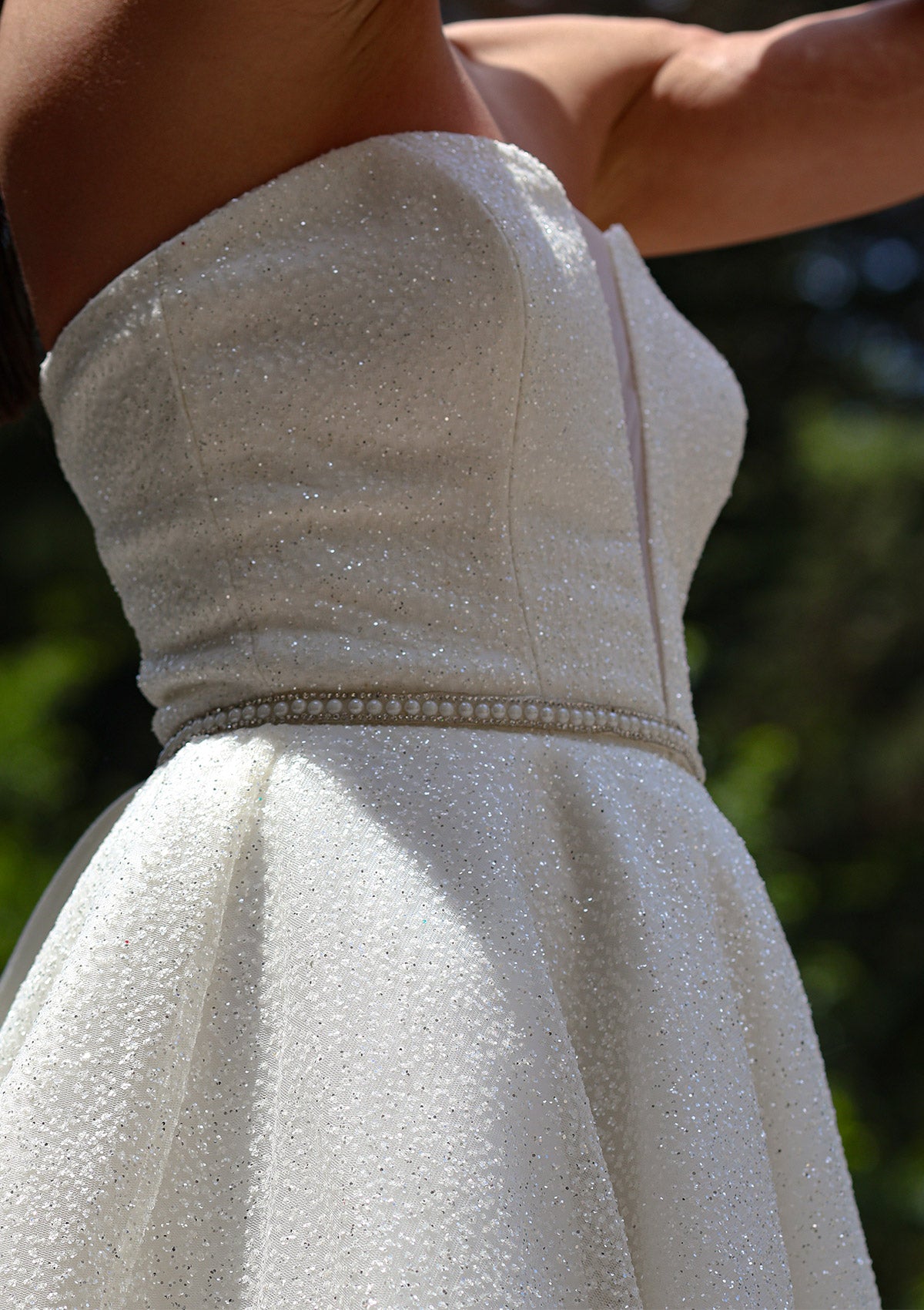 Къса булчинска рокля Elegant Mini LIZA KAIN София. Официална бяла мини рокля от блестящ тюл със сърцевидно деколте с мрежа. Бухнала къса пола.