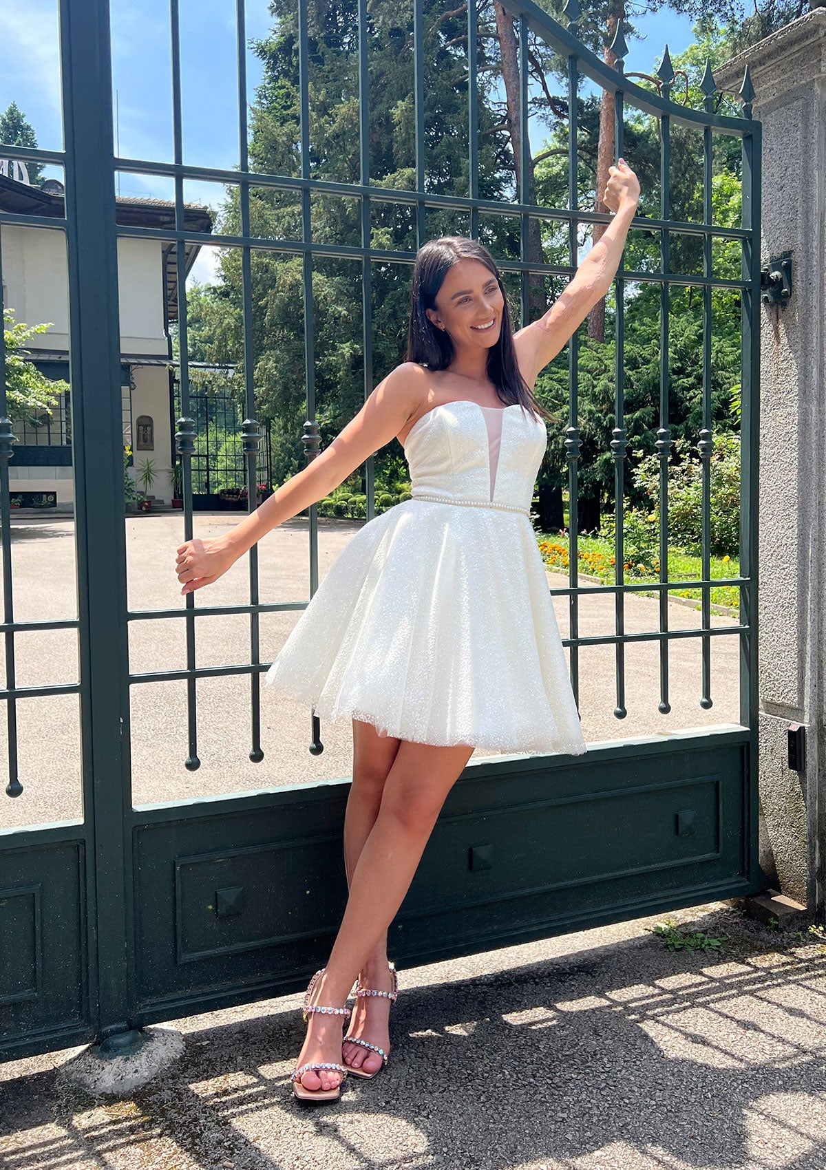 Къса булчинска рокля Elegant Mini LIZA KAIN София. Официална бяла мини рокля от тюл с брокат. Корсет със сърцевидно деколте с мрежа. Разкроена пола.