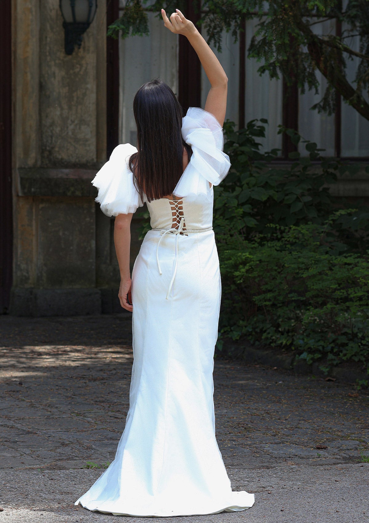 Дълга булчинска рокля Hourglass Haven LIZA KAIN София. Официална бяла сатенена рокля с обемни тюлени презрамки. Корсет с връзки на гърба. Тънък колан от камъчета. Оформяща пола по тялото с шлейф.