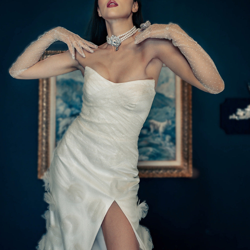 Дълга булчинска рокля Floressa LIZA KAIN София. Бяла официална рокля с паднала талия и драперия. Силует русалка с апликации от тюлени цветя и висока цепка.
