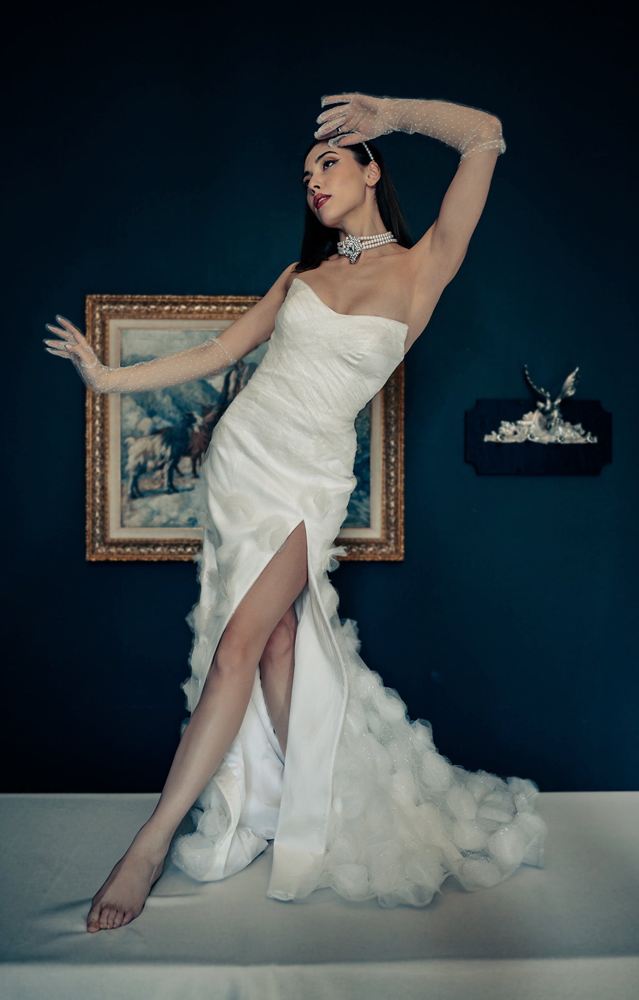 Дълга булчинска рокля Floressa LIZA KAIN София. Бяла официална рокля с паднала талия и драперия. Изострено деколте. Оформящ силует русалка с апликации от тюлени цветя и висока цепка.