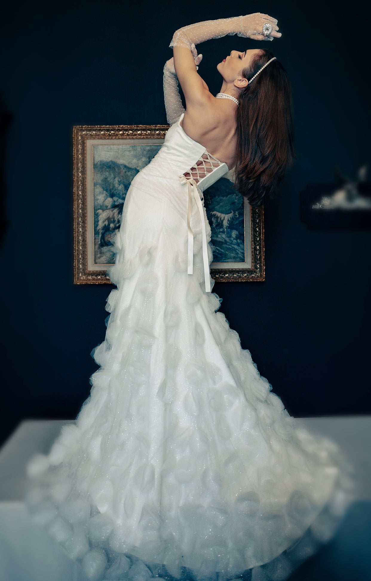 Елегантна булчинска рокля в стил официална рокля с дълбока цепка и шлейф.